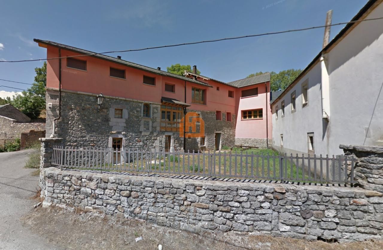 Vista exterior de Finca rústica en venda en Cabrillanes amb Calefacció i Jardí privat