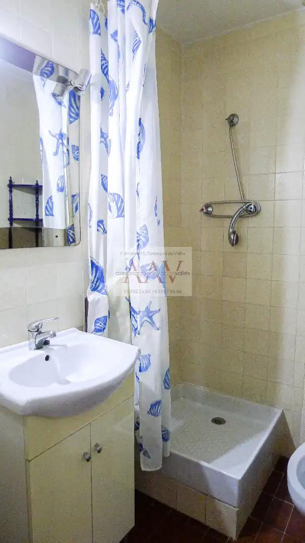 Badezimmer von Wohnung zum Verkauf in Cerdanyola del Vallès mit Klimaanlage, Heizung und Balkon