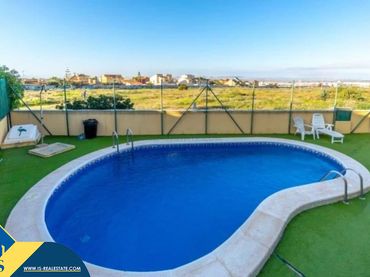 Casa con piscina en venta en Nueva Torrevieja - Aguas Nuevas