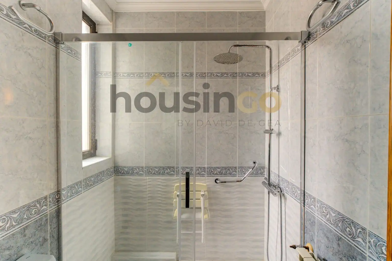 Bathroom of Flat for rent in Madrid  with Air Conditioner, Heating and Parquet flooring