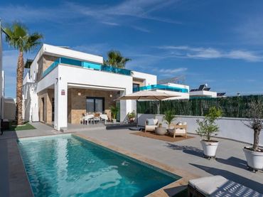 House with pool for sale in Bigastro