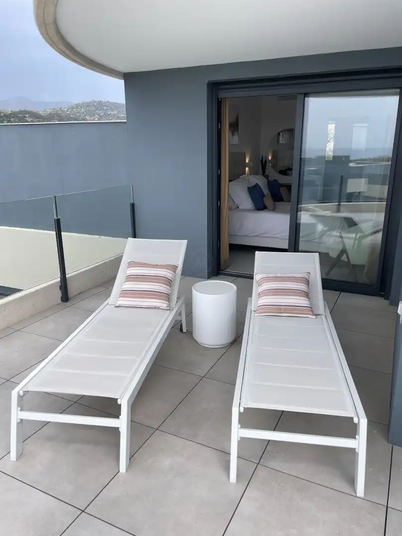 Apartamento con terraza en alquiler en Selwo, imagen 3