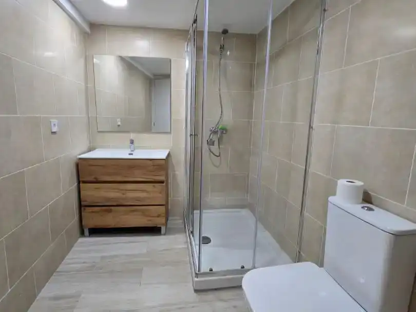Bany de Pis de lloguer en  Lleida Capital amb Aire condicionat i Balcó