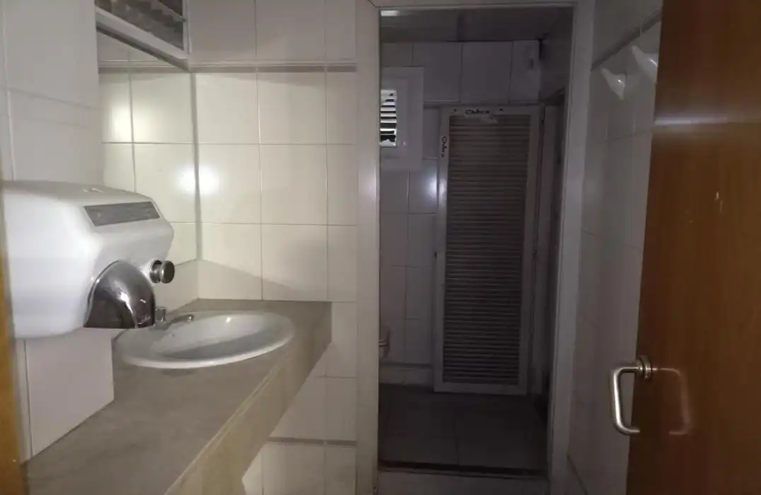 Baño de Local en venta en Molins de Rei