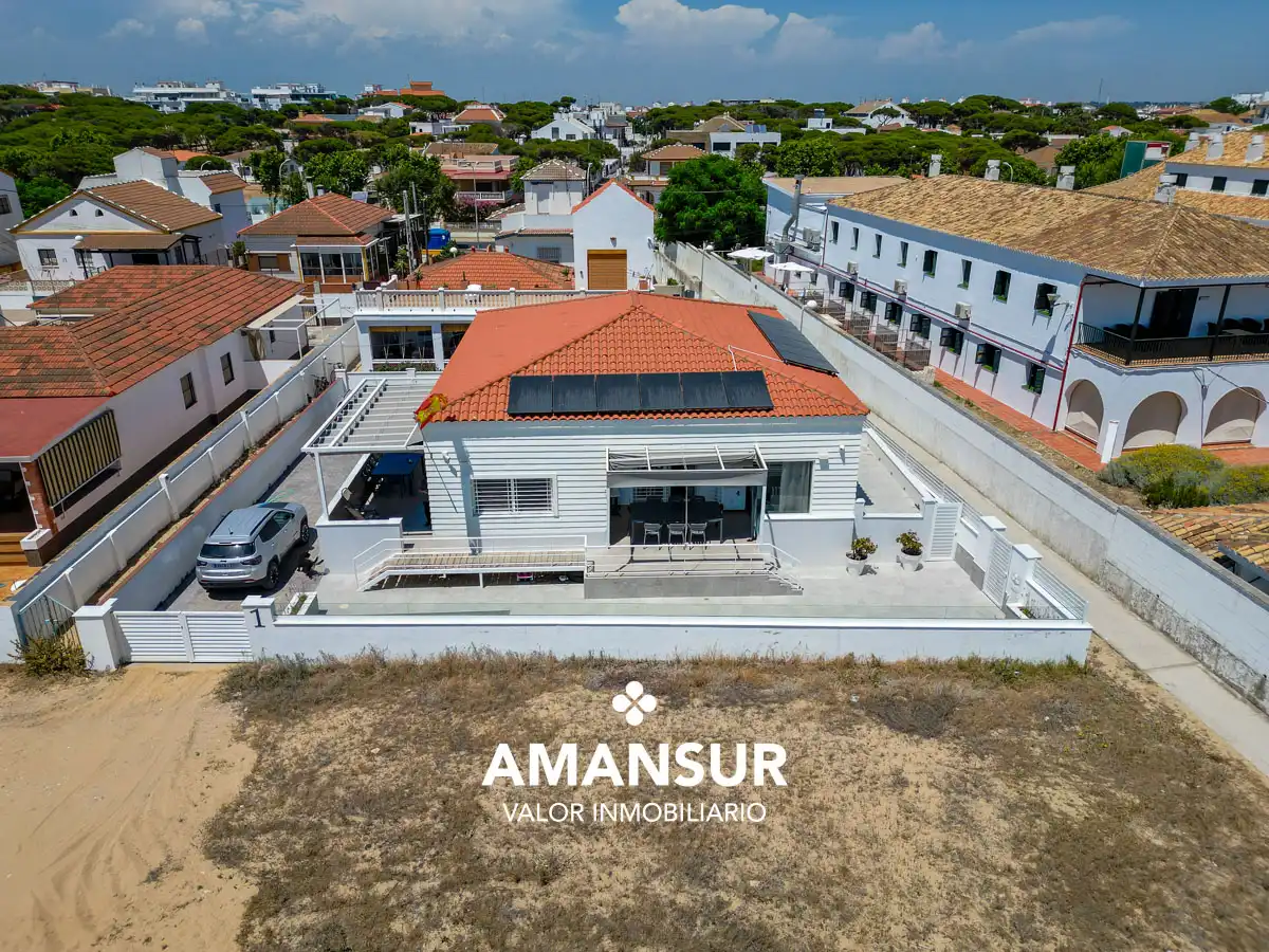 Vista exterior de Casa o xalet en venda en Punta Umbría amb Aire condicionat, Calefacció i Terrassa