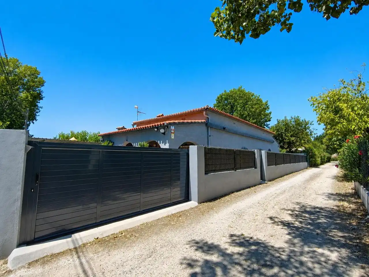 Vista exterior de Casa o xalet en venda en Oliva amb Aire condicionat, Jardí privat i Terrassa