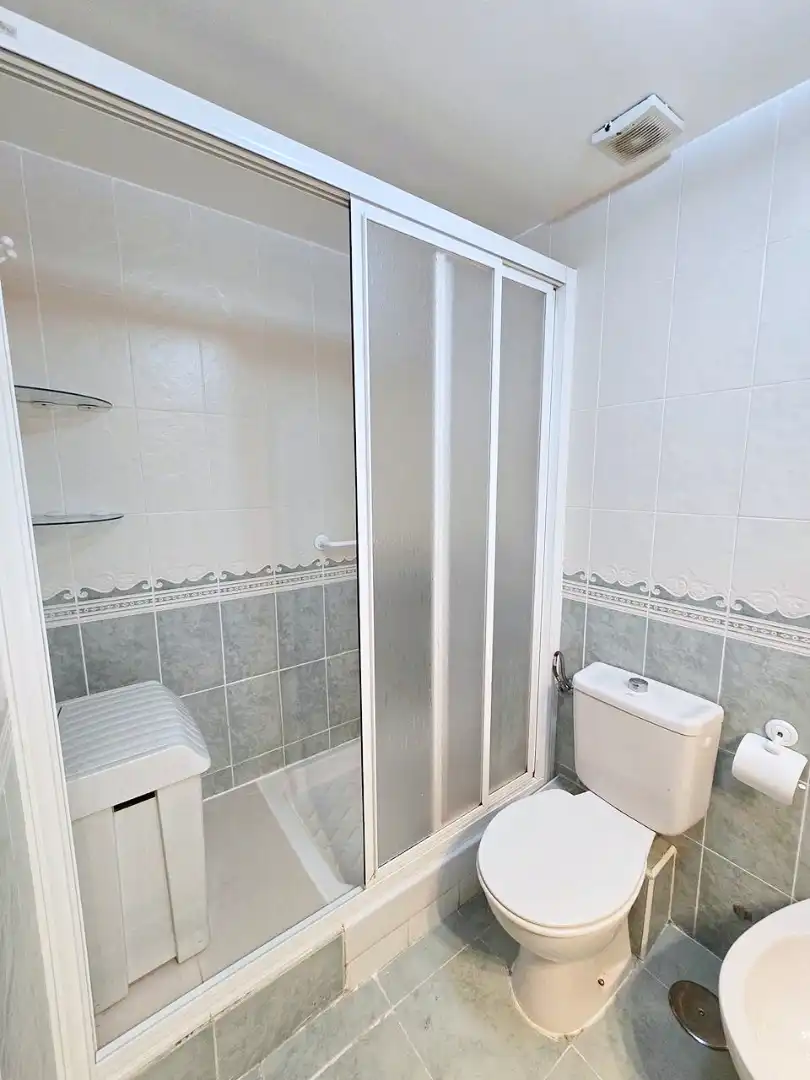 Badezimmer von Wohnung zur Miete in Leganés mit Klimaanlage, Heizung und Parkett
