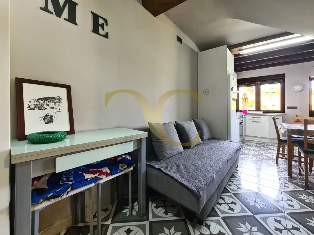 Sala d'estar de Casa adosada en venda en Nava amb Calefacció, Parquet i Moblat