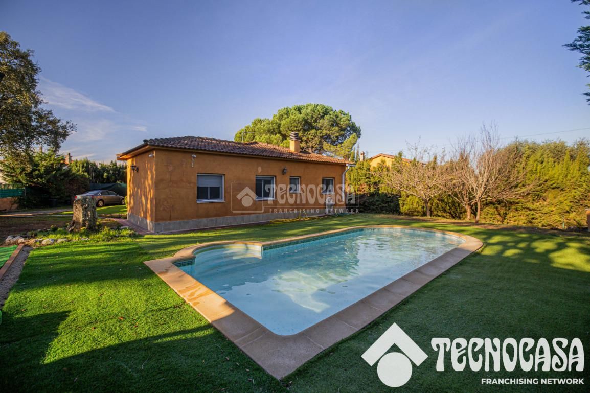 Piscina de Casa o xalet en venda en Caldes de Malavella amb Aire condicionat, Calefacció i Jardí privat