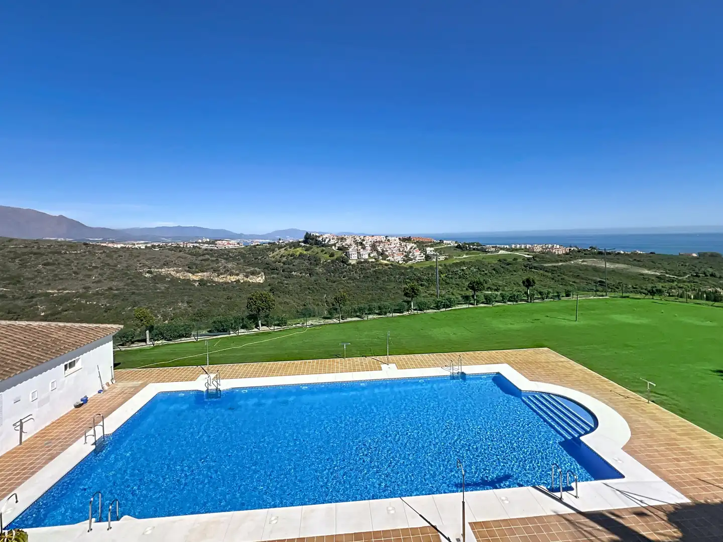 Piscina de Planta baja en venta en Manilva con Aire acondicionado, Terraza y Piscina