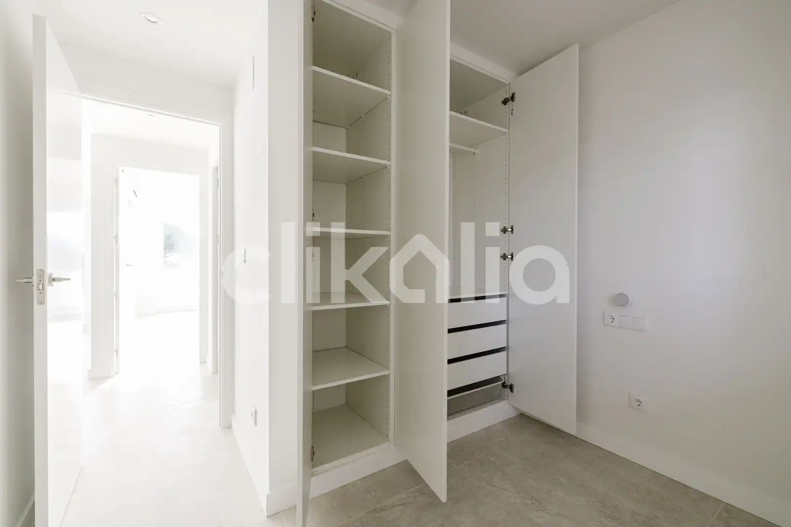 Schlafzimmer von Wohnung zum Verkauf in Marbella mit Klimaanlage, Privatgarten und Terrasse