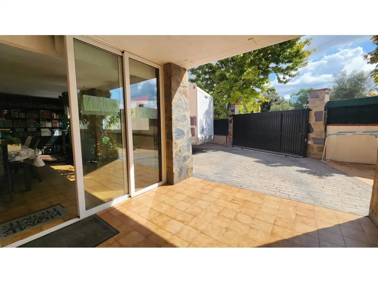 Vista exterior de Casa o xalet en venda en Barberà del Vallès amb Aire condicionat, Calefacció i Jardí privat
