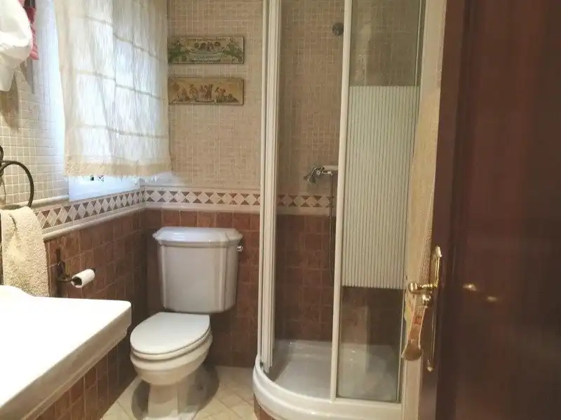 Bany de Casa o xalet en venda en Córdoba amb Aire condicionat, Calefacció i Jardí privat