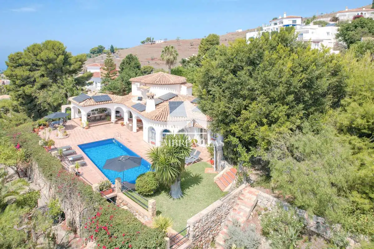 Vista exterior de Casa o xalet en venda en Salobreña amb Jardí privat, Terrassa i Piscina comunitària