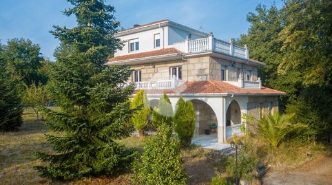 Espectacular casa de piedra de 400m2 con 9.000m2 de terreno. Consta de 5 habitaciones con armarios empotrados, 4 baños completos,