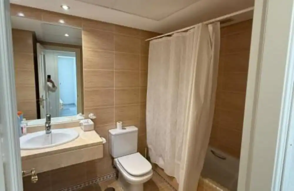 Baño de Apartamento en venta en Marbella con Aire acondicionado, Terraza y Piscina
