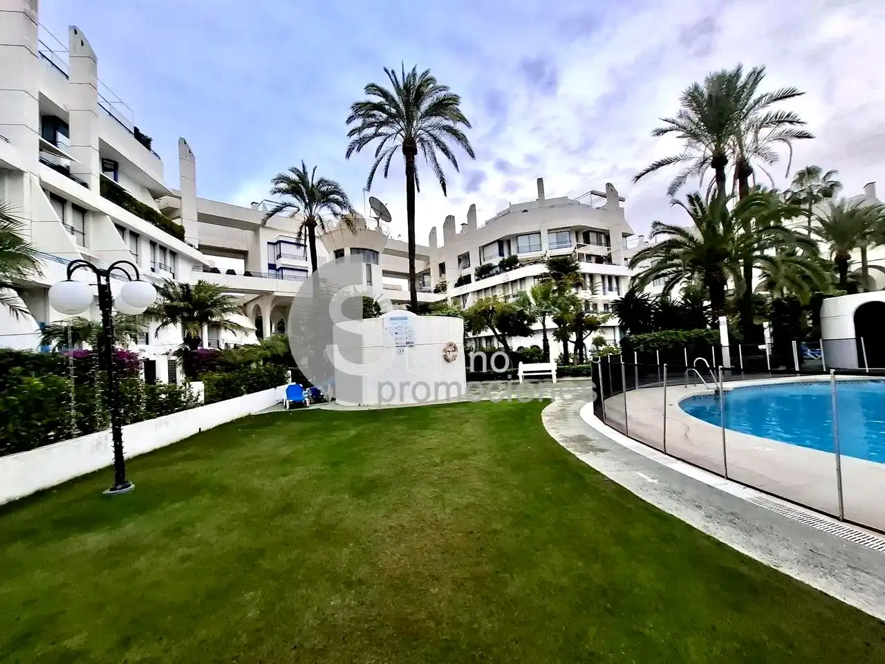 Vista exterior de Planta baixa en venda en Marbella amb Aire condicionat, Jardí privat i Terrassa