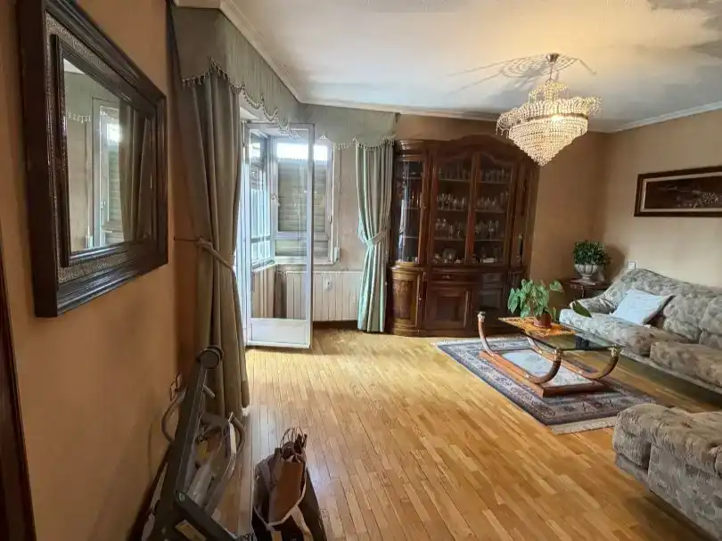 Sala d'estar de Pis en venda en León Capital  amb Parquet i Moblat