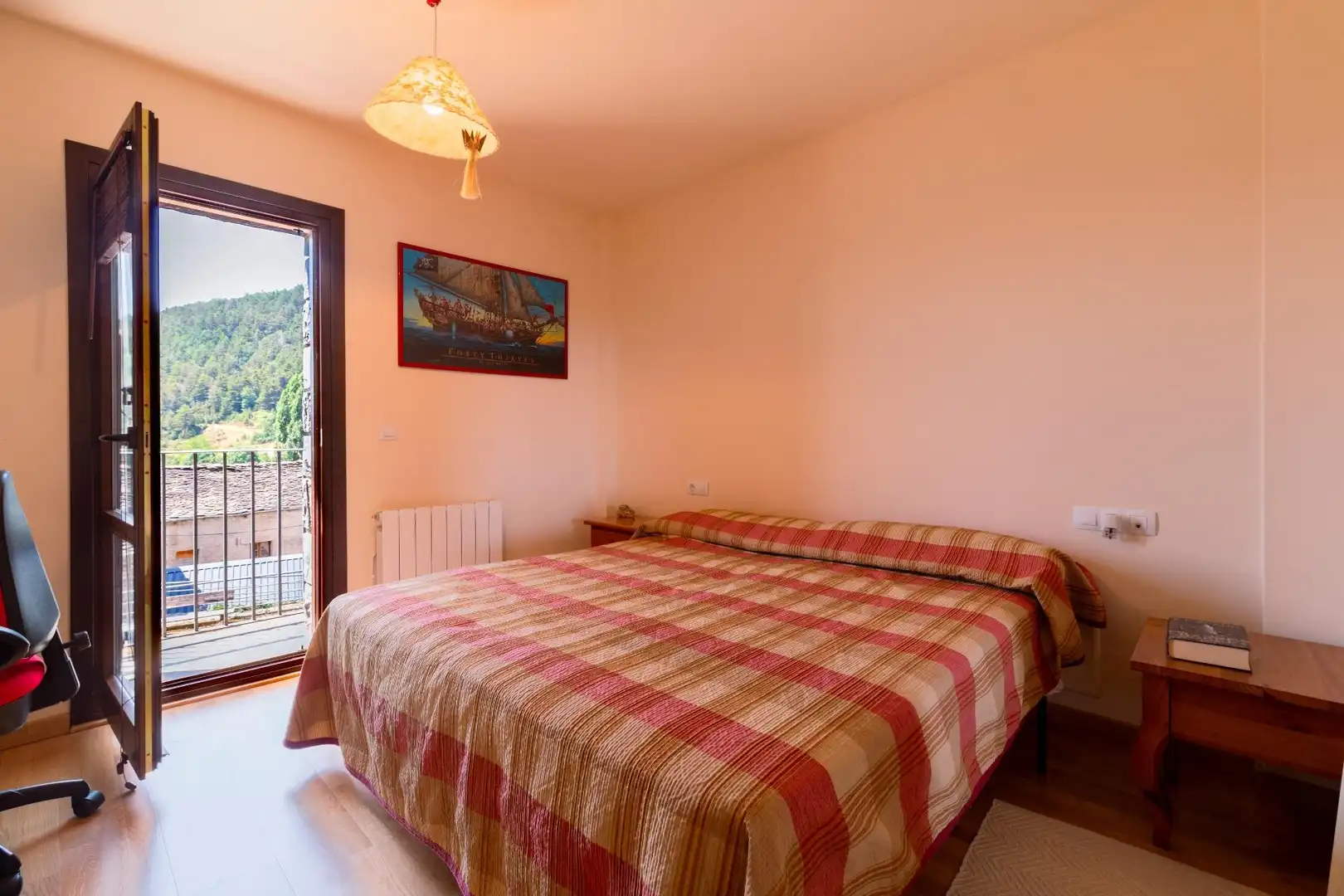 Habitación de Casa adosada en venta en Biescas con Calefacción, Jardín privado y Amueblado