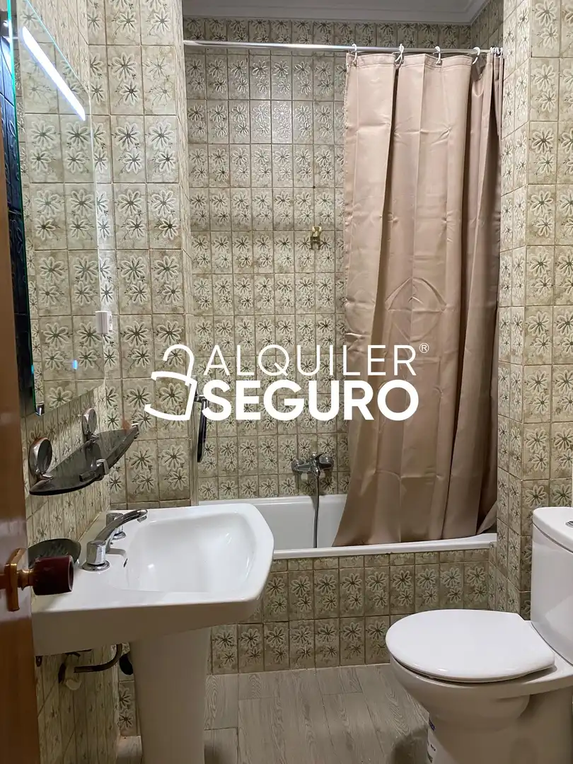 Bathroom of Flat for rent in Zaragoza  with Air Conditioner
