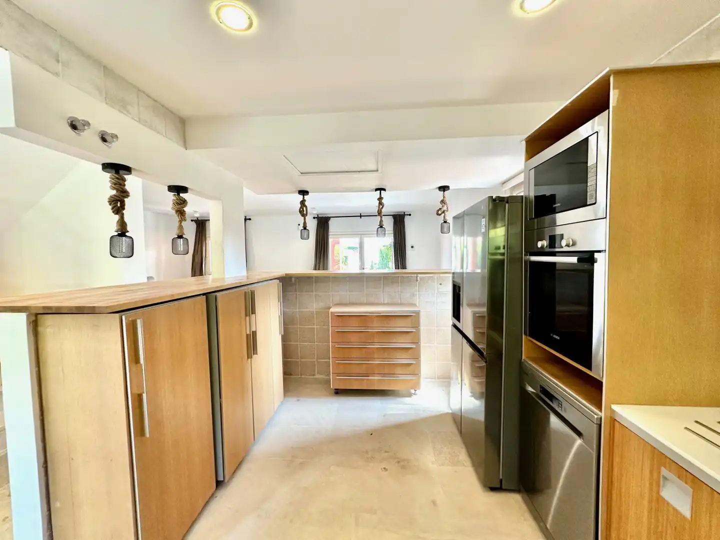 Küche von Einfamilien-Reihenhaus zum Verkauf in Marbella mit Klimaanlage, Privatgarten und Terrasse