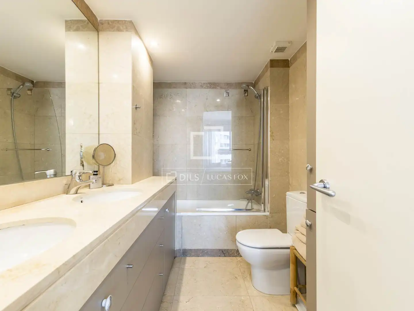 Bathroom of Flat for sale in Barcelona  with Air Conditioner, Private garden and Terrace