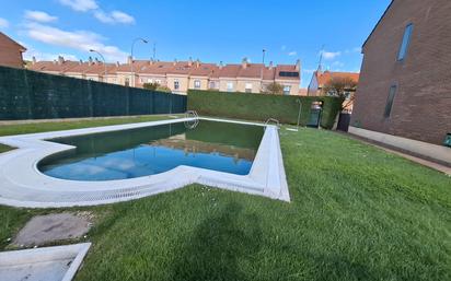 Piscina de Casa adosada en venda en  Logroño amb Calefacció, Jardí privat i Terrassa