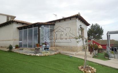 Vista exterior de Casa o xalet en venda en Fuentenovilla amb Calefacció, Jardí privat i Terrassa