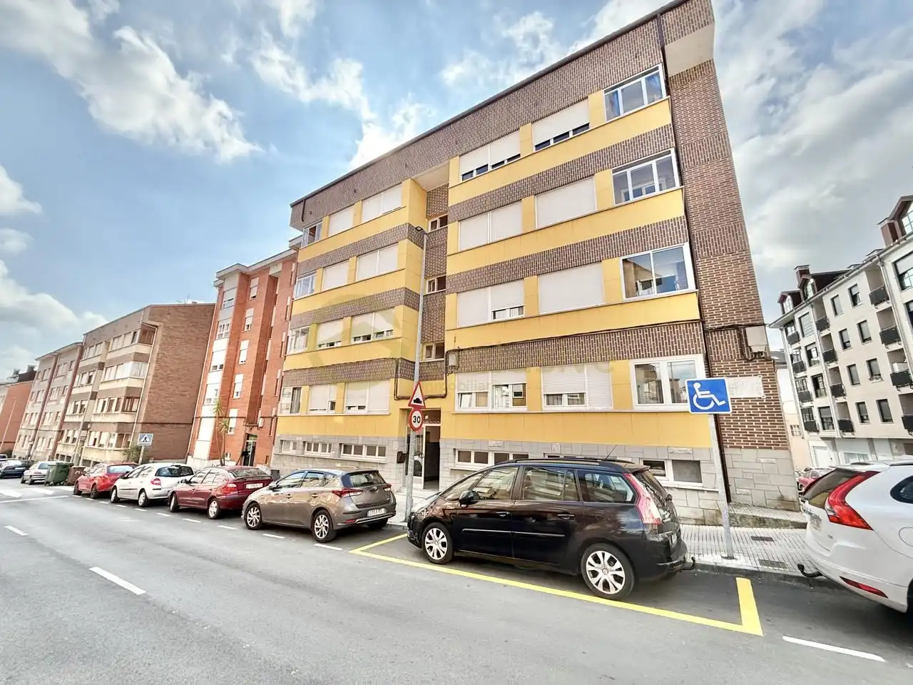 Vista exterior de Piso en venta en Pravia con Calefacción, Parquet y Terraza
