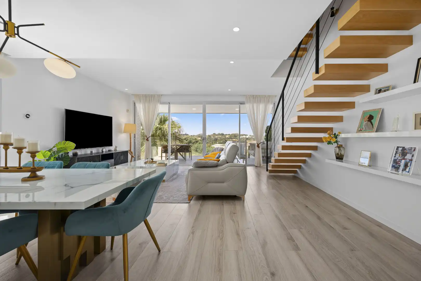 Wohnzimmer von Einfamilien-Reihenhaus zum Verkauf in Estepona mit Klimaanlage, Terrasse und Schwimmbad