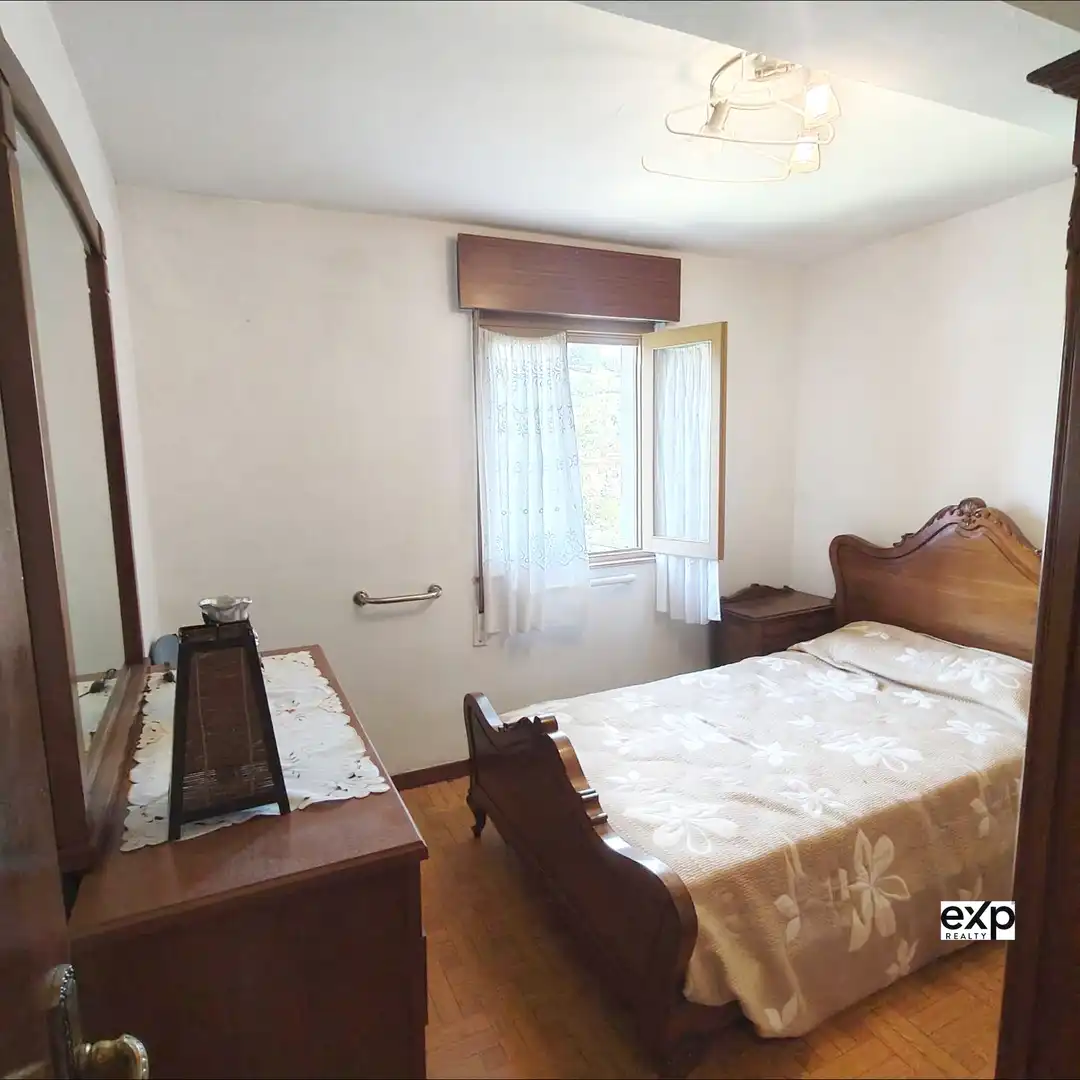 Dormitori de Casa adosada en venda en Oviedo  amb Parquet i Moblat