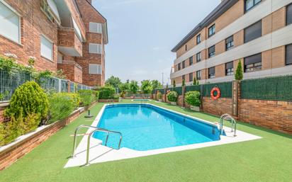 Swimming pool of Flat for sale in Majadahonda  with Air Conditioner, Heating and Terrace