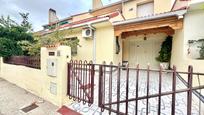 Exterior view of Single-family semi-detached for sale in Getafe  with Heating, Private garden and Terrace