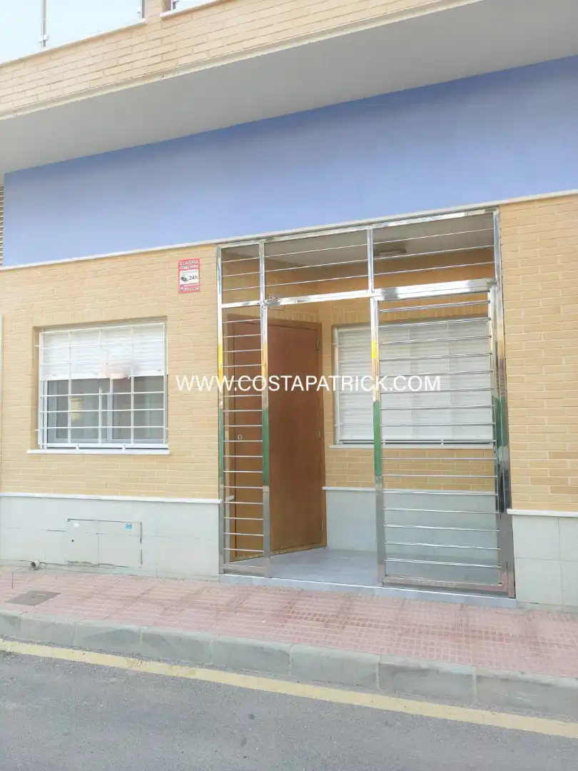 Vista exterior de Casa adosada en venda en Los Alcázares amb Aire condicionat, Calefacció i Moblat