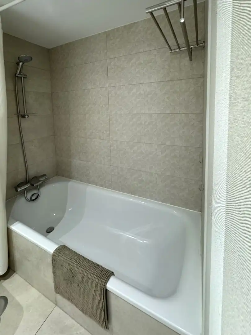 Baño de Planta baja de alquiler en Boadilla del Monte con Aire acondicionado, Calefacción y Jardín privado