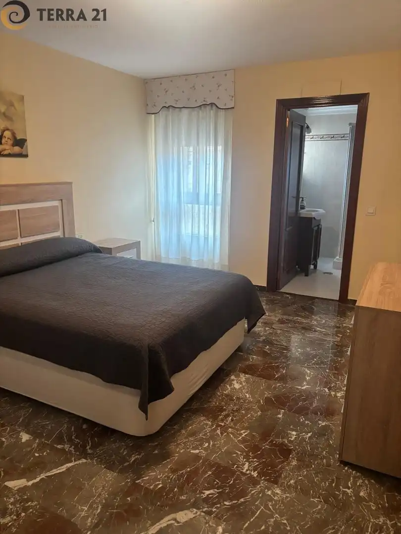 Habitación de Piso de alquiler en Jaén con Aire acondicionado, Jardín privado y Piscina comunitaria