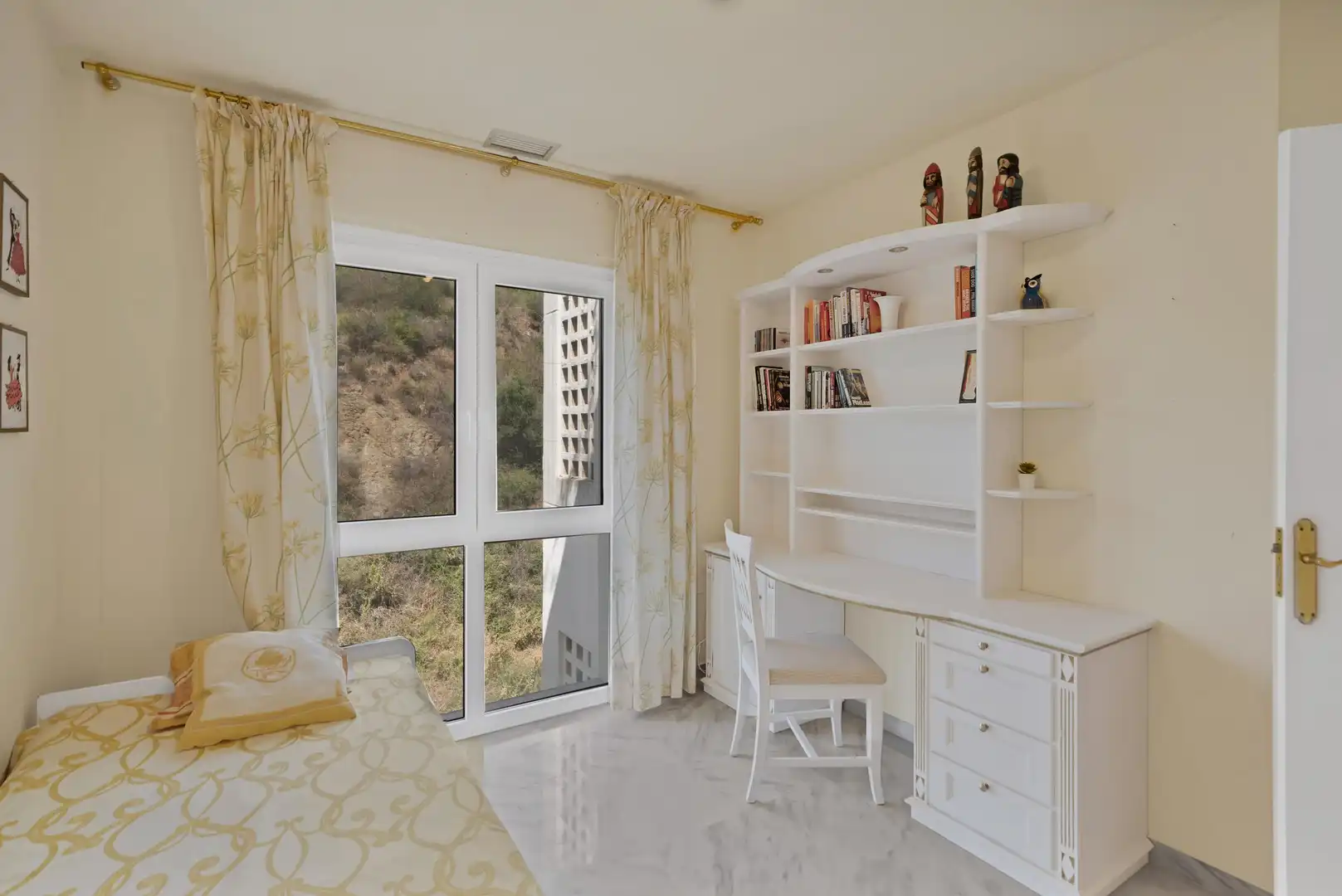 Habitación de Ático de alquiler en Marbella con Aire acondicionado, Calefacción y Jardín privado
