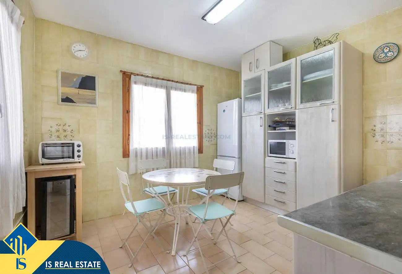 Küche von Einfamilien-Reihenhaus zum Verkauf in Torrevieja mit Klimaanlage, Heizung und Privatgarten