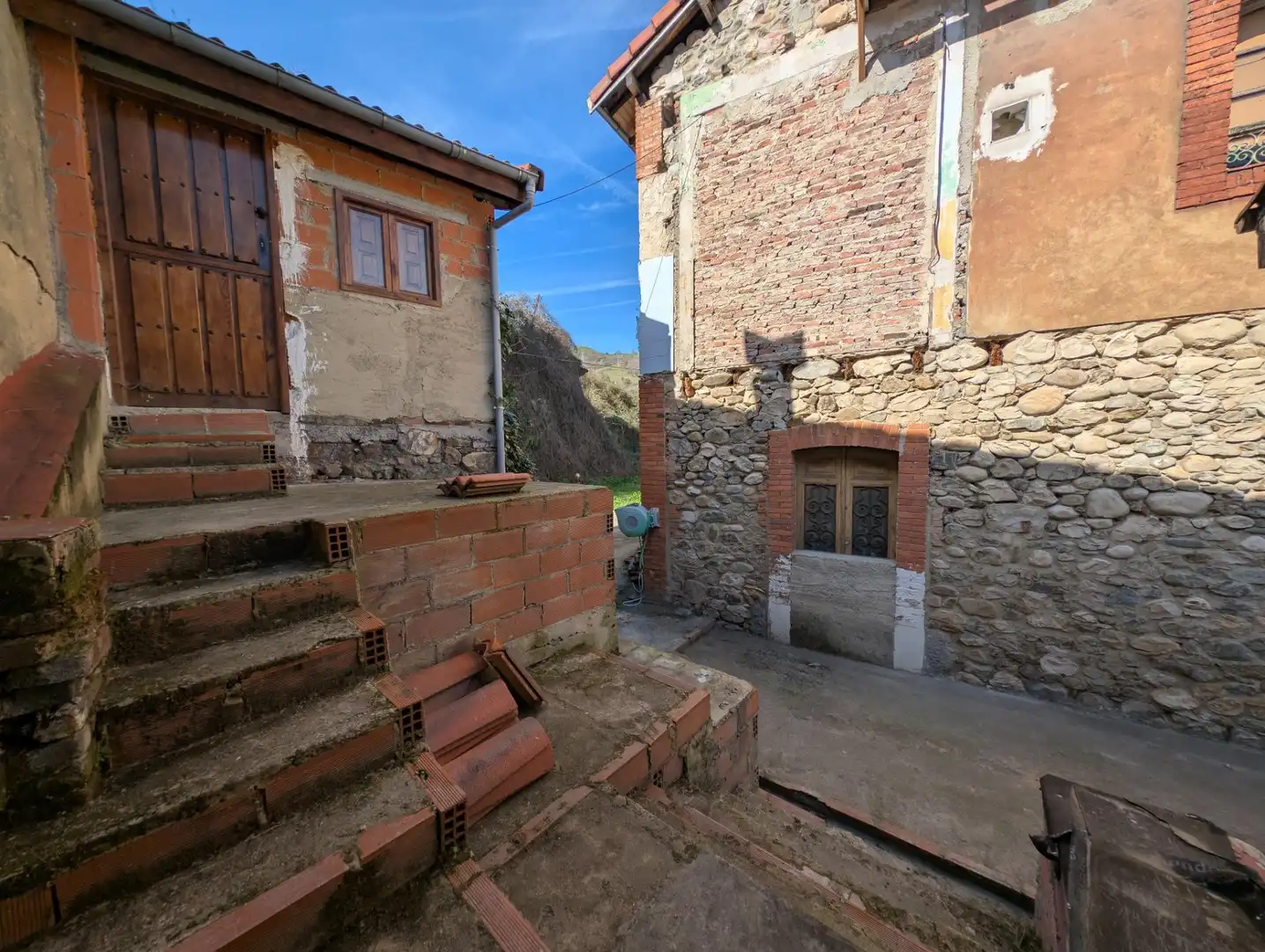 Vista exterior de Casa o chalet en venta en Mieres (Asturias) con Terraza, Trastero y Balcón