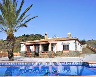 Vista exterior de Casa o xalet en venda en Sayalonga amb Aire condicionat, Terrassa i Piscina