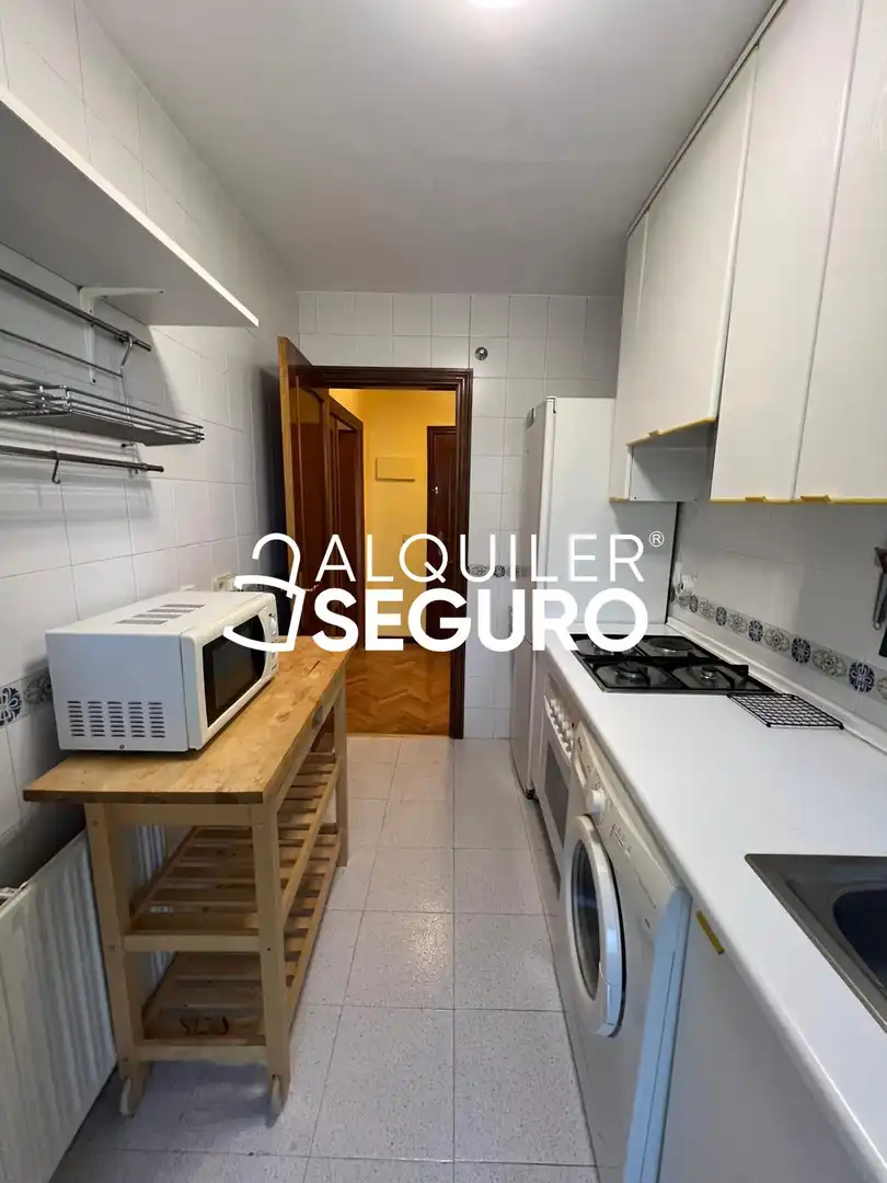 Cuina de Pis de lloguer en Tres Cantos amb Calefacció, Terrassa i Piscina