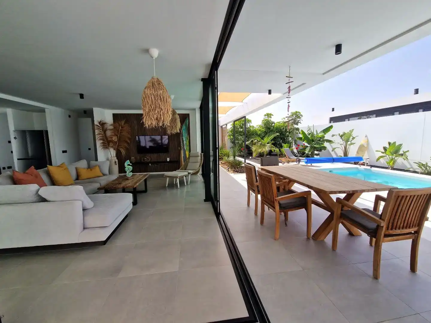 Terrasse von Wohnung zum Verkauf in La Oliva mit Klimaanlage, Privatgarten und Schwimmbad