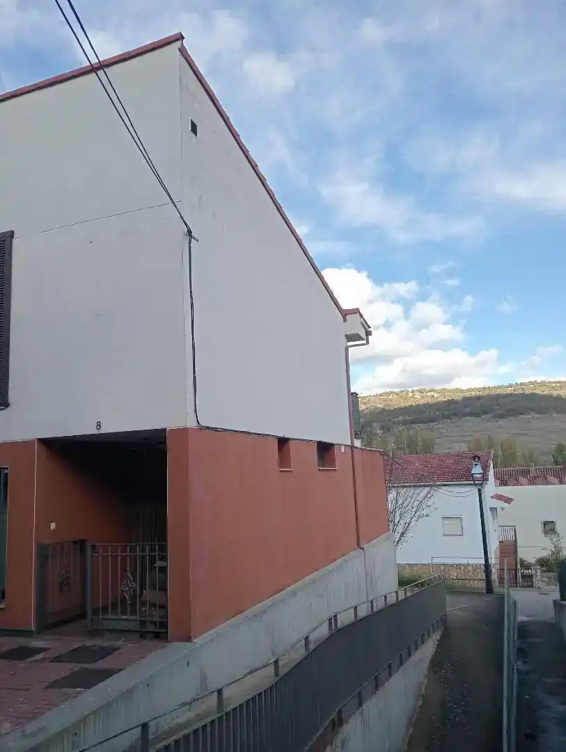 Vista exterior de Casa adosada en venta en Tragacete con Balcón