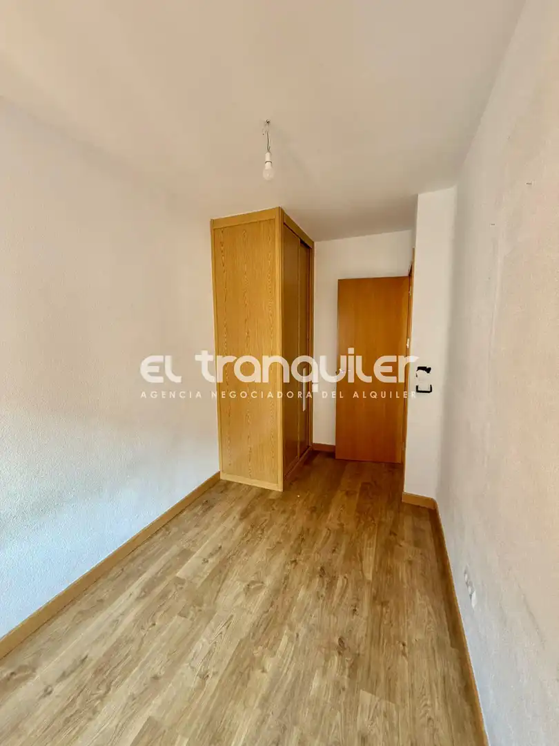 Bedroom of Flat for rent in Madrid  with Washing machine