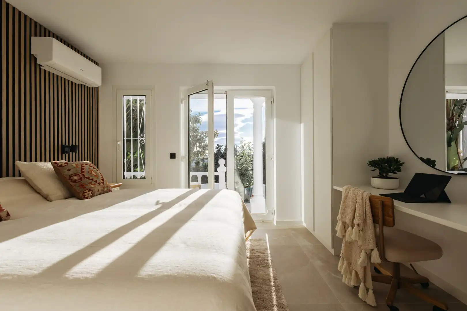Dormitori de Casa adosada en venda en Estepona amb Aire condicionat, Jardí privat i Terrassa