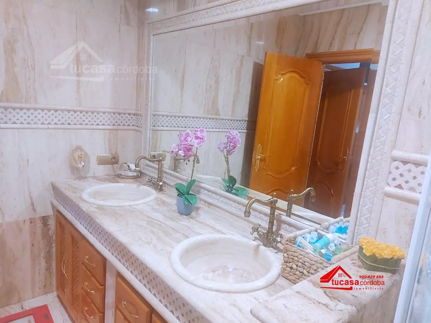 Bathroom of Duplexes for sale in El Carpio  with Air Conditioner and Furnished