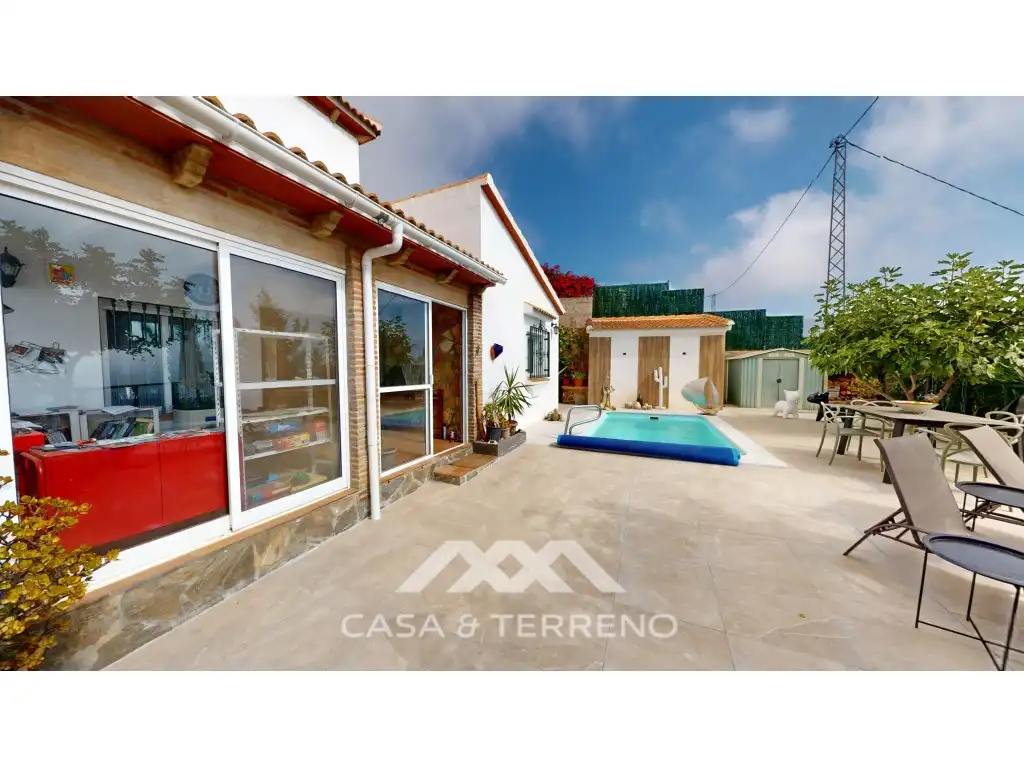 Vista exterior de Casa o xalet en venda en Arenas amb Aire condicionat, Jardí privat i Terrassa