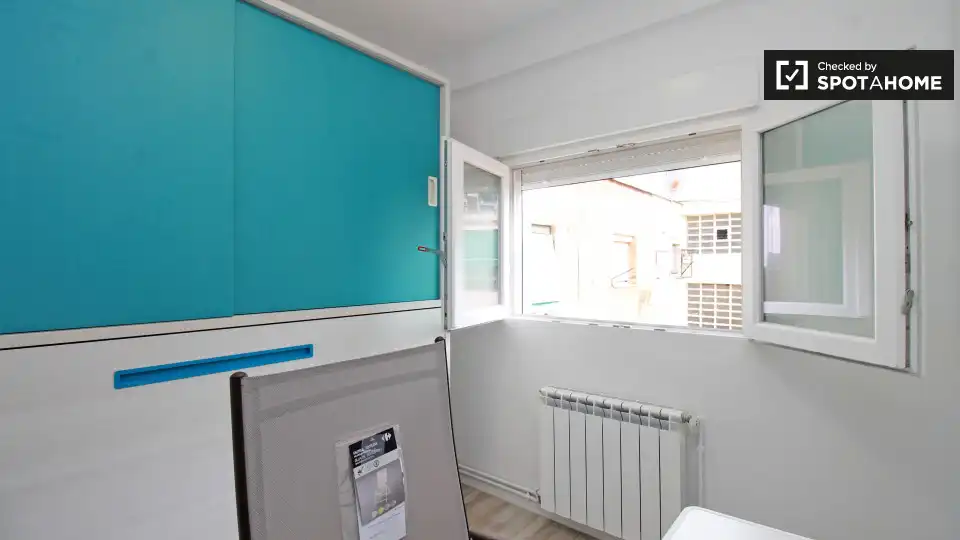 Room in La Verneda i la Pau