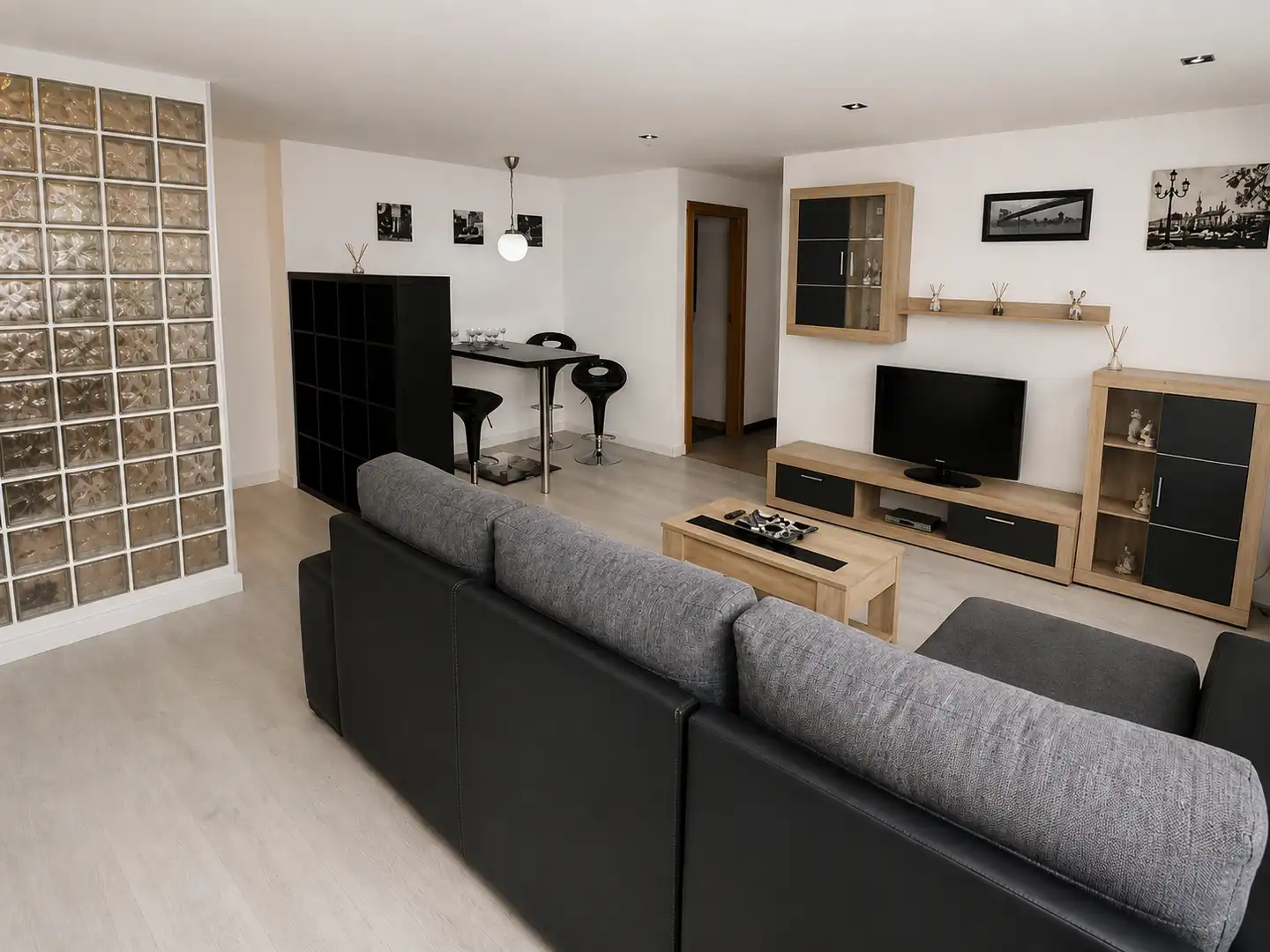 Living room of Flat for rent in Gijón   with Heating, Parquet flooring and Storage room