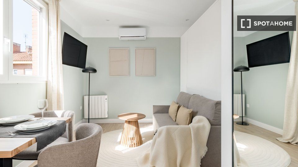 Living room of Flat to rent in  Madrid Capital  with Air Conditioner, Heating and Furnished